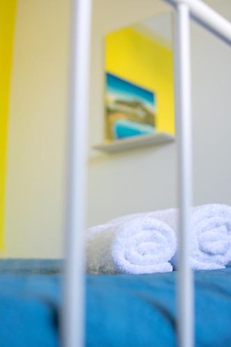 Ένα ή περισσότερα κρεβάτια σε δωμάτιο στο CHAMBRE JAUNE