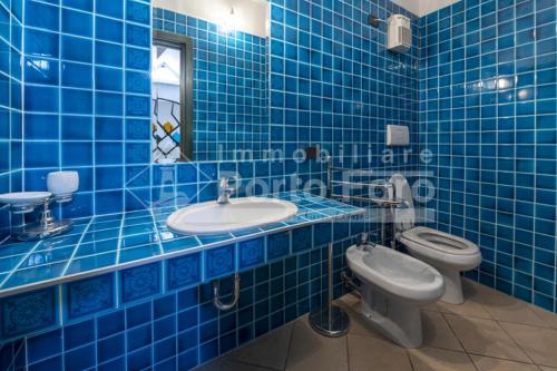 Ένα μπάνιο στο 23 BAIA FARO - Trilocale mansardato con ampia terrazza vista mare
