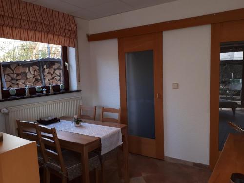 uma sala de jantar com uma mesa e uma janela em Haus Rosi Einliegerwohnung em Weiskirchen