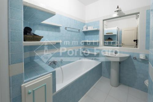 Koupelna v ubytování 6 PINETA - Porto Faro ad un passo dalla spiaggia