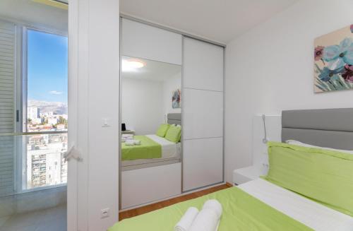 Posteľ alebo postele v izbe v ubytovaní Split Sky Apartment