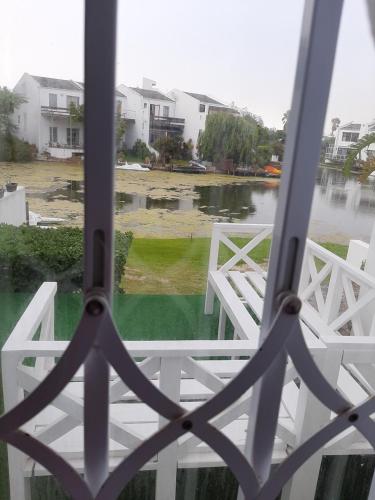 widok z balkonu z widokiem na rzekę w obiekcie White house w Kapsztadzie