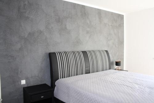 Un pat sau paturi într-o cameră la Exklusive Penthousewohnung mit Tesla-Wallbox in Innsbruck