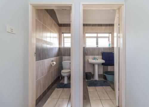 Bilik mandi di 118 - 4 Bedroom House Toti