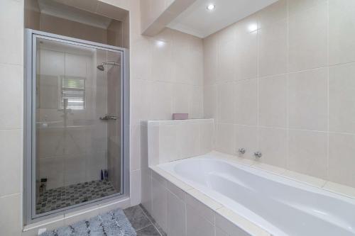 Ванна кімната в 118 Ocean View 4 Bedroom House Amanzimtoti