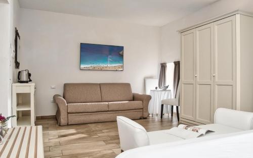 a living room with a couch and a table at Smart Suite & Apartments in Santa Teresa Gallura
