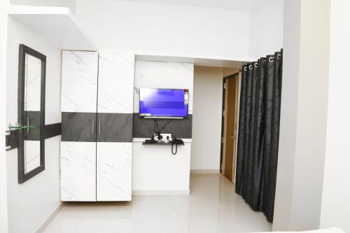 En tv och/eller ett underhållningssystem på M R Residency Belagavi