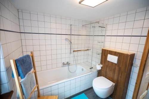 ein Badezimmer mit einer Badewanne, einem WC und einem Waschbecken in der Unterkunft Große 3-Zimmer Maisonette Wohnung in Neuhausen in Neuhausen