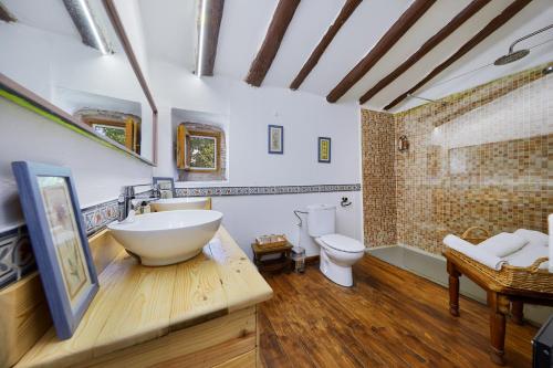 a bathroom with a tub and a sink and a toilet at B&B Mas Torrencito Pet Friendly in Parets de Ampurdá