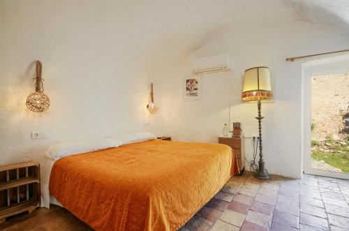 Una cama o camas en una habitación de B&B Mas Torrencito Pet Friendly