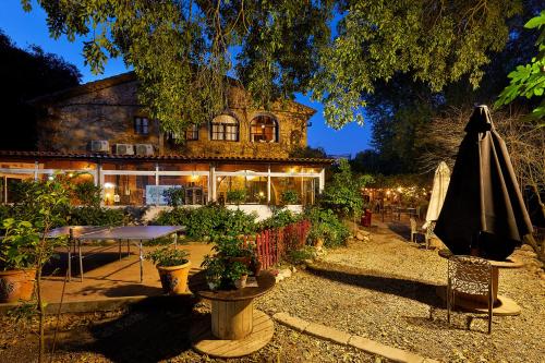 Un jardín fuera de B&B Mas Torrencito Pet Friendly
