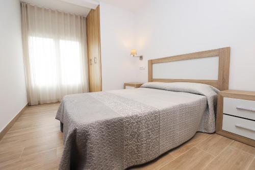 Łóżko lub łóżka w pokoju w obiekcie APARTAMENTS AGNETA - Rem
