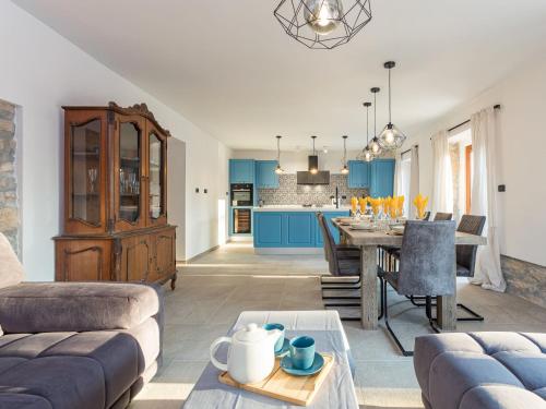 Kuchyňa alebo kuchynka v ubytovaní Holiday Home Villa Julia by Interhome