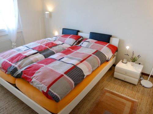Giường trong phòng chung tại Apartment Margherita Bütler by Interhome