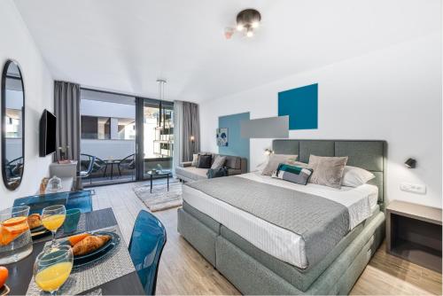 een slaapkamer met een bed en een woonkamer bij Apartments Hica in Dubrovnik