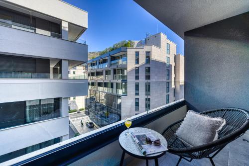 uma varanda com uma mesa e cadeiras e uma janela em Apartments Hica em Dubrovnik