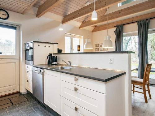 cocina con fregadero y encimera en 5 person holiday home in Millinge, en Millinge