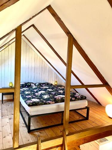 een bed op de zolder van een huis bij Ferienwohnung Nepomuk in Landshut