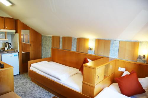Un pat sau paturi într-o cameră la M-Hotel