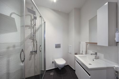een badkamer met een toilet, een wastafel en een douche bij Etiz Hotels Bosphorus in Istanbul