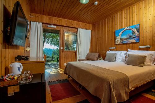 Postel nebo postele na pokoji v ubytování Logos hotel in Yad Hashmona