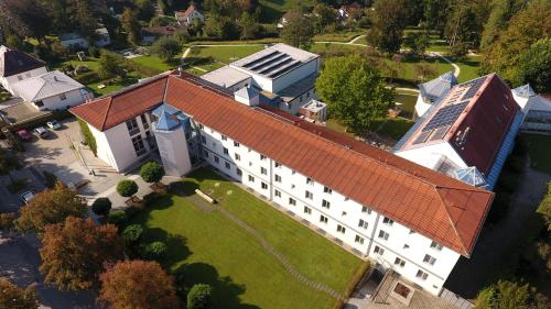 an overhead view of a building with a red roof at Spectrum Kirche Exerzitien-und Bildungshaus auf Mariahilf in Passau