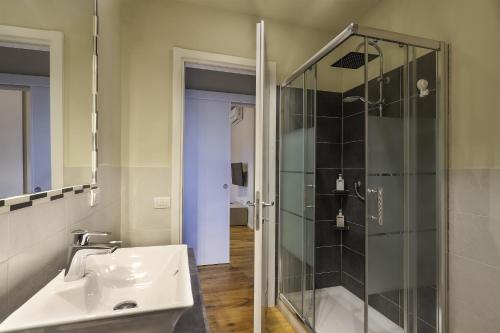La salle de bains est pourvue d'un lavabo et d'une douche en verre. dans l'établissement Dalla Giulia - A/C, Wi-Fi, Private Parking - Sweet Dreams in Florence, à Florence