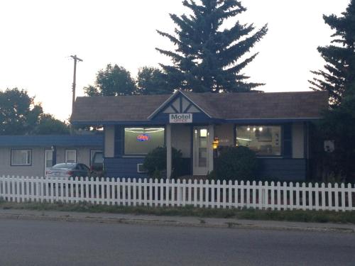 Gallery image of Blue Mountain Motel in Pincher Creek