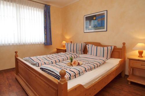 ein Schlafzimmer mit einem Bett mit einer Obstschale darauf in der Unterkunft Meeresblick Wohnung 215 in Kühlungsborn
