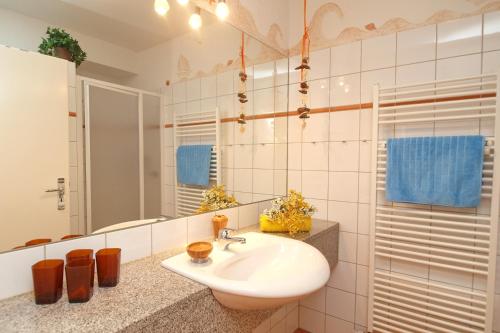 ein Badezimmer mit Waschbecken und Spiegel in der Unterkunft Meeresblick Wohnung 408 in Kühlungsborn