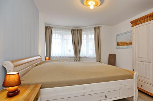 una camera con un grande letto e un tavolo di Villa Hanse Wohnung 316 a Kühlungsborn