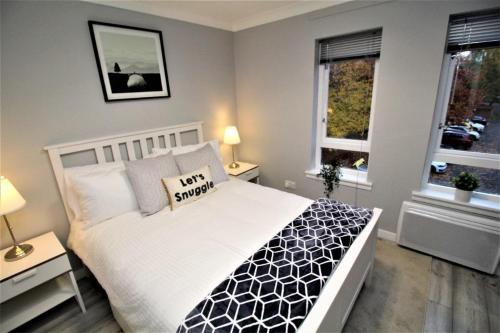 En eller flere senger på et rom på Superb 2 Bed Apartment in Finnieston, Close to SEC, Hydro and City Centre