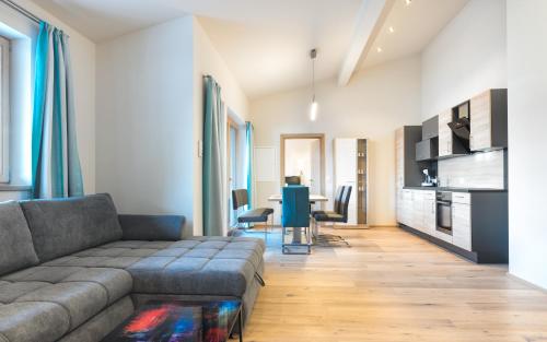 ホラースバッハ・イム・ピンツガウにあるCenter Penthouse Hollersbach Top 10 by Alpina-Holidayのソファとテーブルのあるリビングルーム