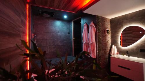 Suite morning star في لا سين سور مير: حمام مع حوض ومرآة
