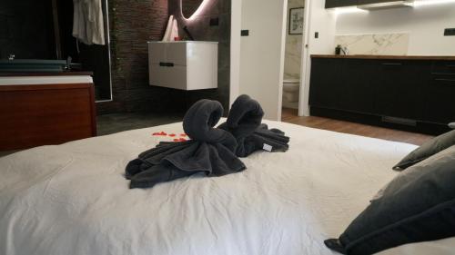 a pair of towel animals sitting on a bed at Suite morning star in La Seyne-sur-Mer