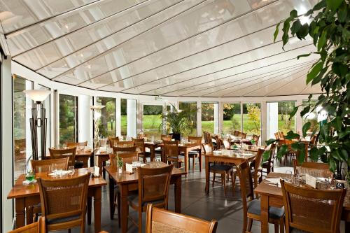 A restaurant or other place to eat at Logis Cottage Hotel