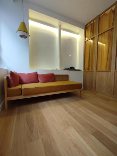 - un canapé dans le salon doté de parquet dans l'établissement Suite confortable sur le canal Saint-Martin / République, à Paris