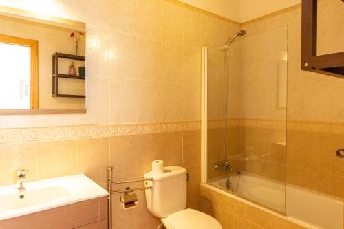 A bathroom at Idyllic Townhouse in Marbella Old Town
