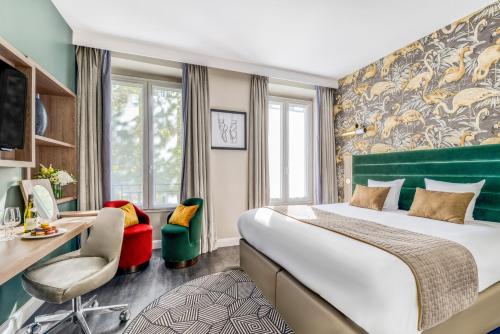 a hotel room with a bed and a desk and a chair at Hotel Opéra Opal in Paris