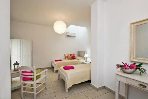 Un ou plusieurs lits dans un hébergement de l'établissement Aura Marina Apartments Santorini