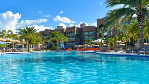 une grande piscine en face d'un complexe dans l'établissement Malai Manso Resort Yatch Convention & Spa, à Retiro