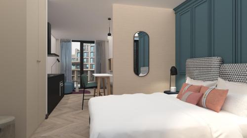 um quarto com uma cama branca e uma casa de banho em Bens The Highdocks em Amesterdão