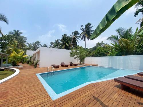 una piscina su una terrazza in legno accanto a una villa di Bella Vita ad Aluthgama