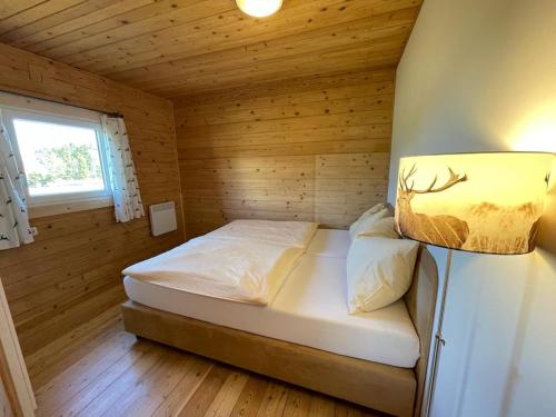 ein Schlafzimmer mit einem Bett in einem Holzzimmer in der Unterkunft Waldchalet am Eichhof in Innsbruck