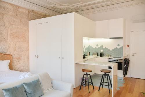 Een keuken of kitchenette bij Lindo, funcional e charmoso espaço - Porto - APT H