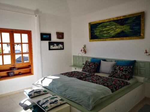 ein Schlafzimmer mit einem Bett in einem Zimmer in der Unterkunft Paz del Mar in Charco del Palo