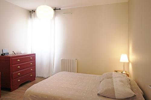 トゥールーズにあるT3 Saint Sernin apartmentのベッドルーム1室(ベッド1台、ドレッサー、窓付)