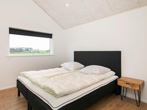 un grande letto in una stanza con finestra di Holiday home Bogense XXVIII a Bogense