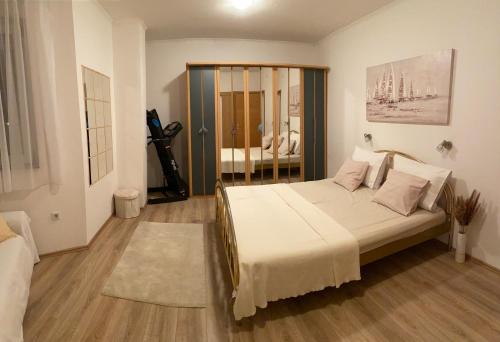 1 dormitorio con 1 cama grande en una habitación en Three bedroom apartment between Trogir and Split, en Kaštela