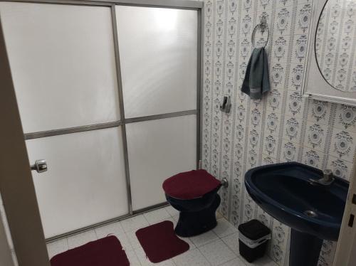 a bathroom with a toilet and a sink at Casa ótima e localização excelente em Aparecida-SP in Aparecida